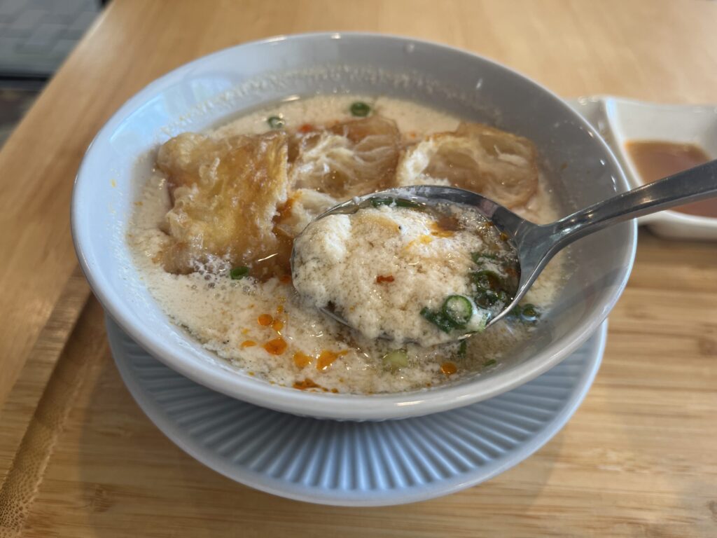 鹹豆漿をひとすくいしたところ