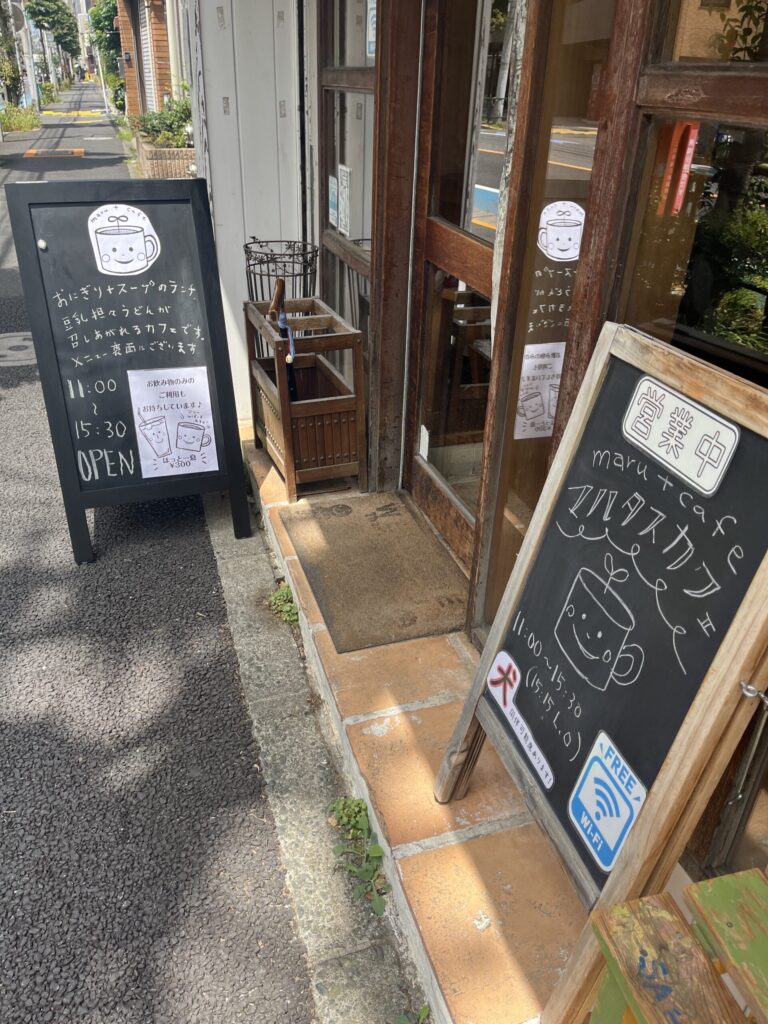「maru＋cafe マルタスカフェ」と書かれた店頭の黒板
