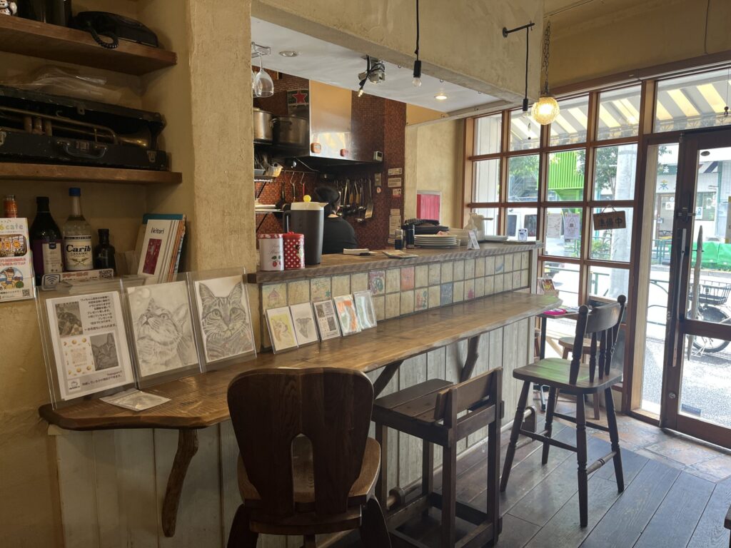 マルタスカフェの店内。塗り壁と木づかいの和風カフェ