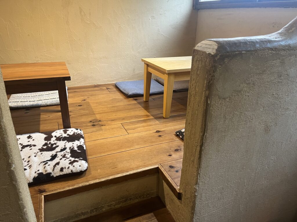 716cafe店内の座席。カウンター席と小上がりの座敷席