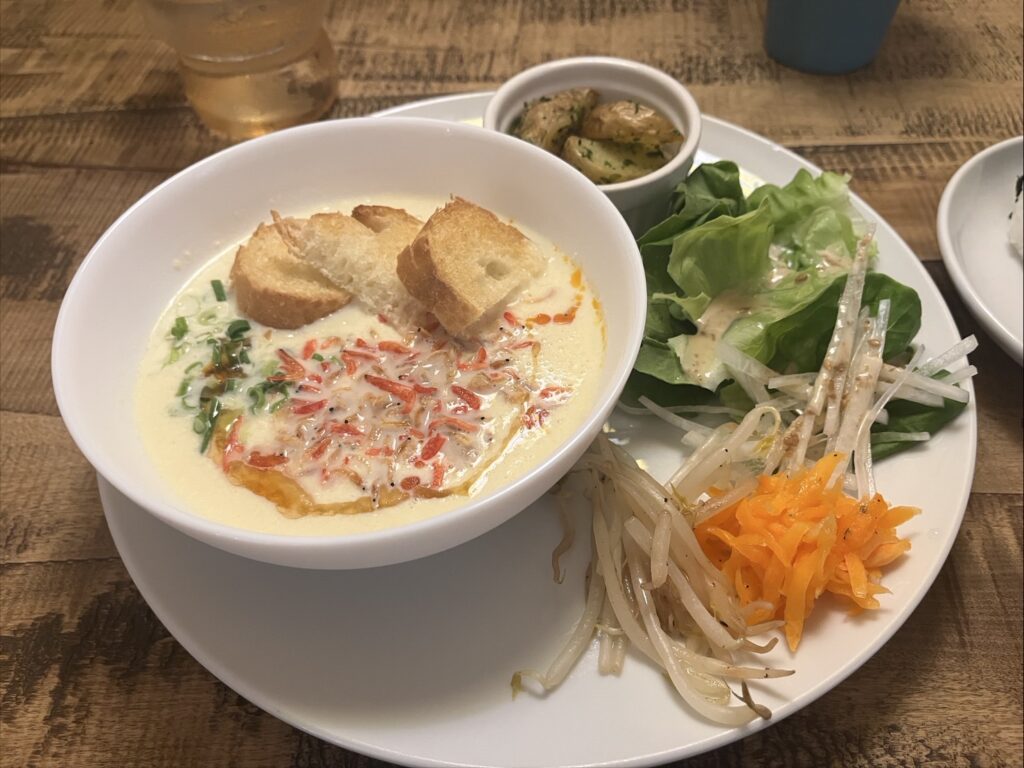 ワンプレートに並んだサラダと副菜