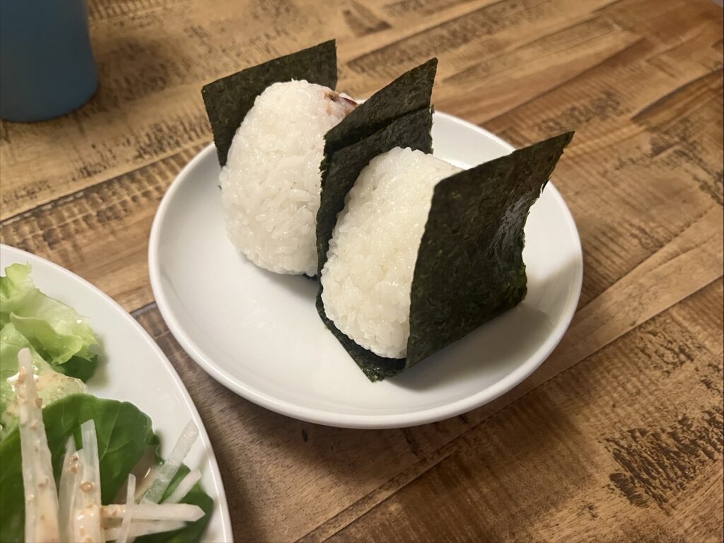 塩と梅の小ぶりなおにぎり2個