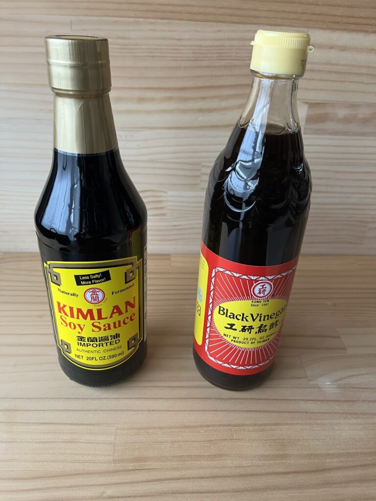 金蘭醬油と工研烏醋のボトルを並べたところ。ラベルが読める