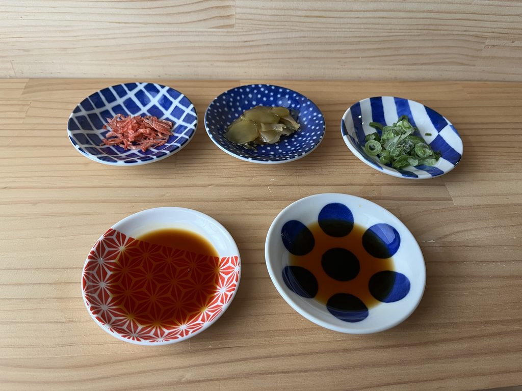 小皿に分けた材料。干しえび、味付けザーサイ、刻んだ青ねぎ、台湾しょうゆ、工研烏醋の5つ
