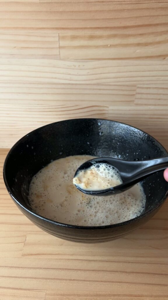 2分待ってスプーンですくったところ。固まらずさらさらのまま