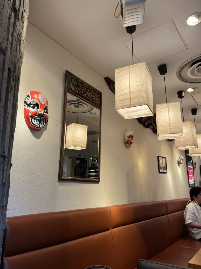 台湾担仔麺 汐留店の店内のテーブル席