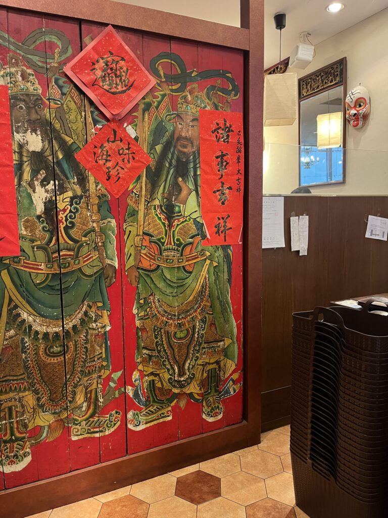 台湾担仔麺 汐留店の入口の赤い扉