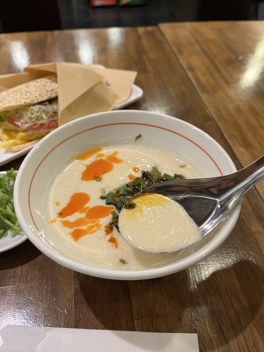 レンゲですくったシェントウジャン。なめらかな豆乳の上に、ラー油が少しのっている