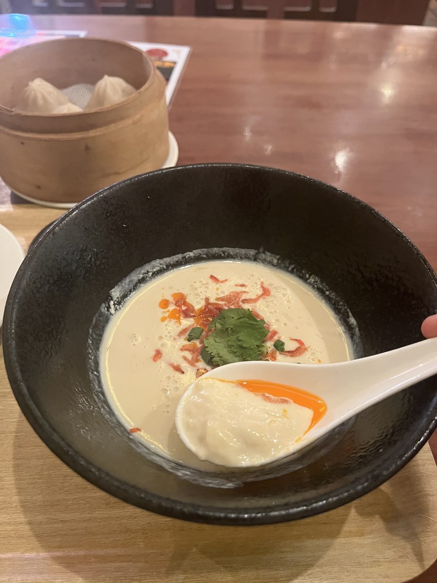 レンゲですくったシェントウジャン。かために固まった豆乳にラー油がかかっている
