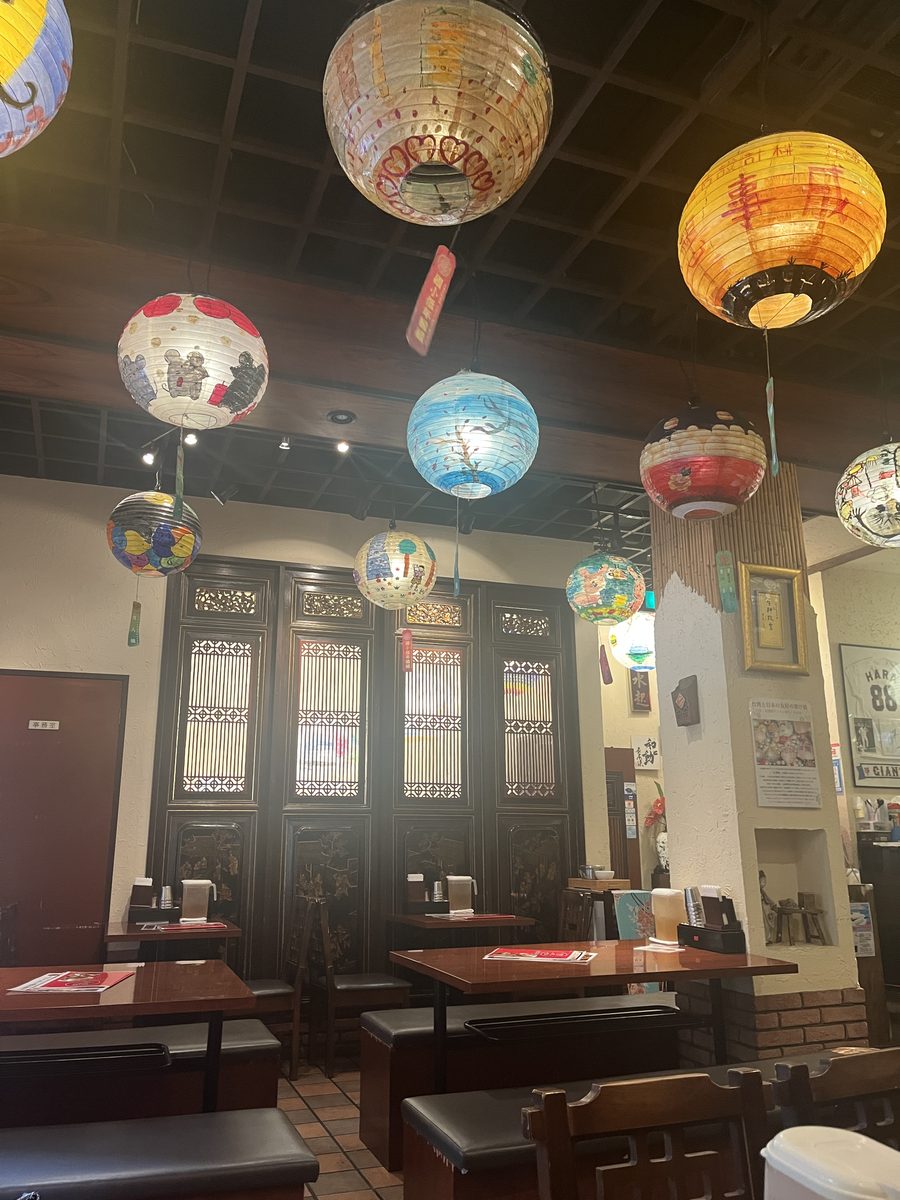 店内のランタンと、木の格子の扉