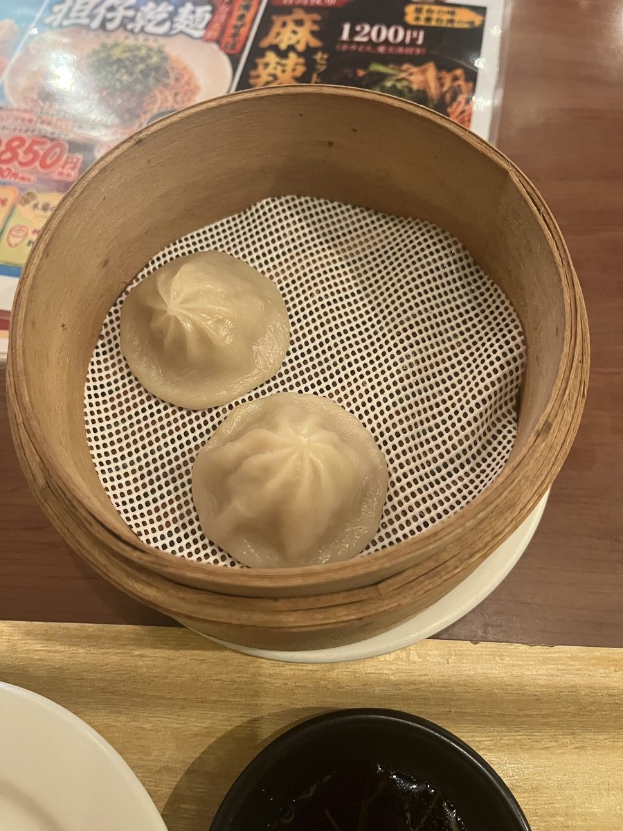 せいろの中の小籠包。3個入りのうち、ひとつ食べたあとの2個