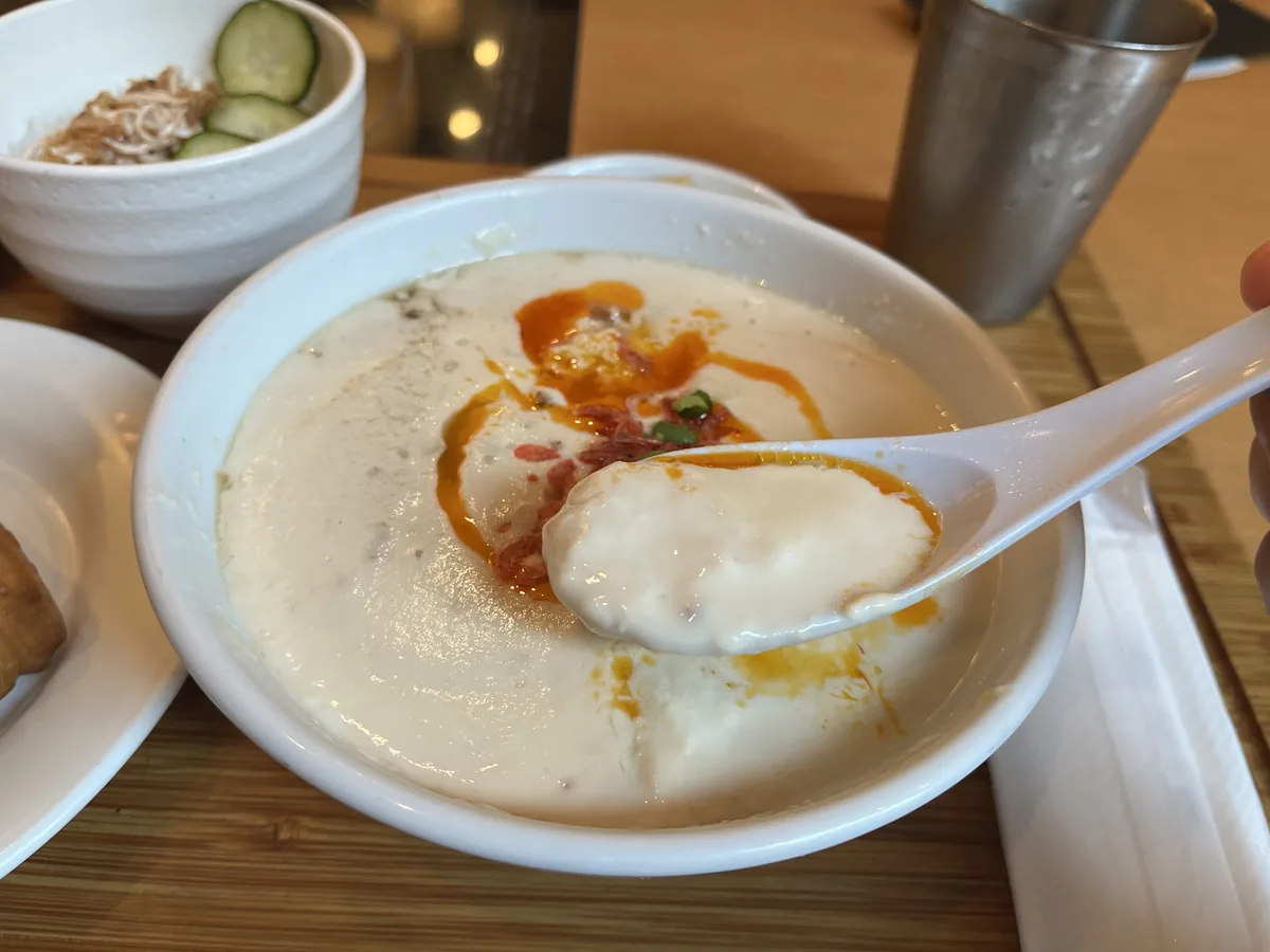 レンゲですくったシェントウジャン。おぼろ状に固まった豆乳がのっている