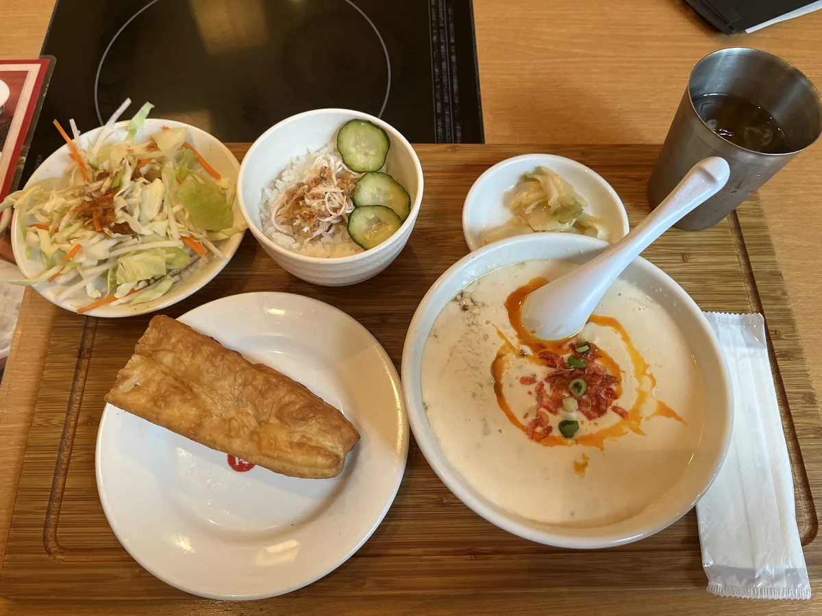 木のトレーにのったセット。シェントウジャン、ミニ鶏肉飯、サラダ、小菜、別皿の揚げパン、ジャスミン茶