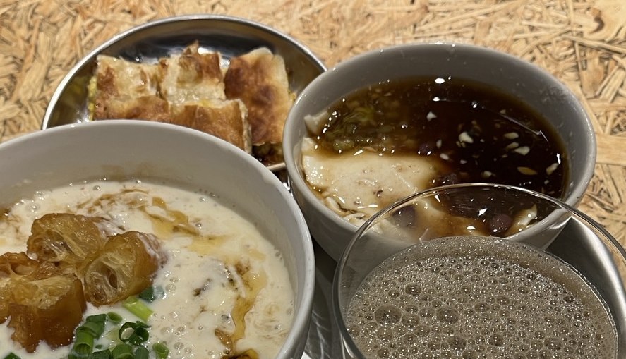 豆漿日和 吉祥寺本店の組み合わせセット。奥にダンピン、手前に鹹豆漿と日式ミニ豆花
