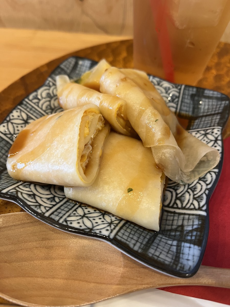 台湾豆乳大王のダンピン。もちもちの生地を巻いて切り分け、器に盛りつけてある