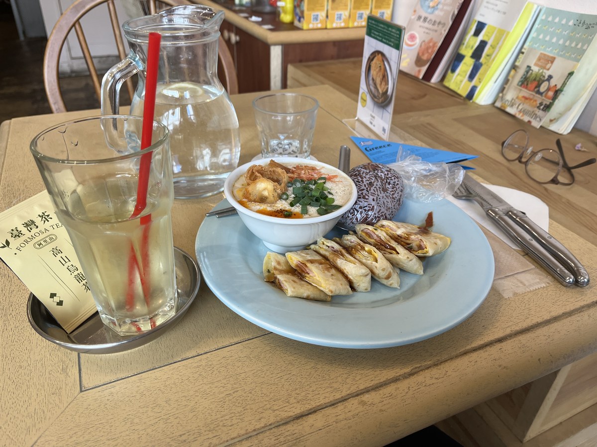 TASTE THE WORLD 吉祥寺店の台湾朝ごはんセット。手前の皿にダンピンと紫米の台湾おにぎり