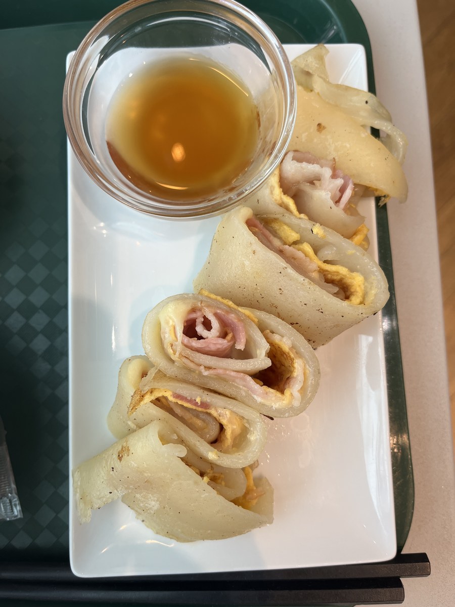 豆乳専科 エソラ池袋店のベーコンダンピン。断面からベーコンと卵がのぞいている