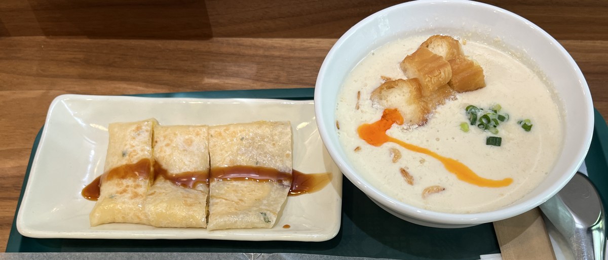 wanna mannaセットのハーフダンピンと鹹豆漿。ダンピンには甘いソースがかかっている